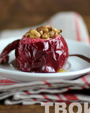 Яблоко, запеченное с орехами