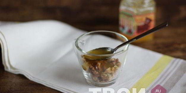 яблоко, запеченное с орехами