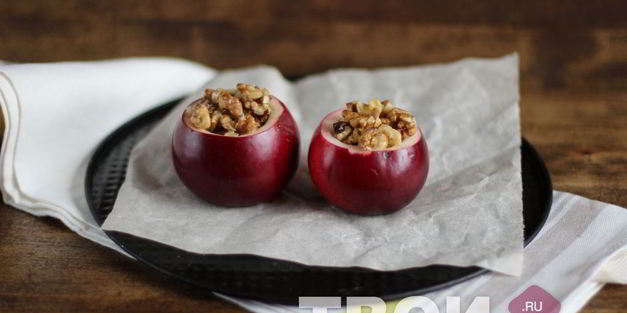 яблоко, запеченное с орехами