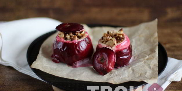 яблоко, запеченное с орехами