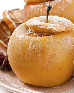 Запеченное яблоко с изюмом и овсянкой