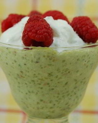 Зеленый пудинг из тапиоки с зеленым чаем и фисташками