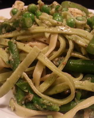 Домашняя лапша с горошком и орехово-чесночным соусом