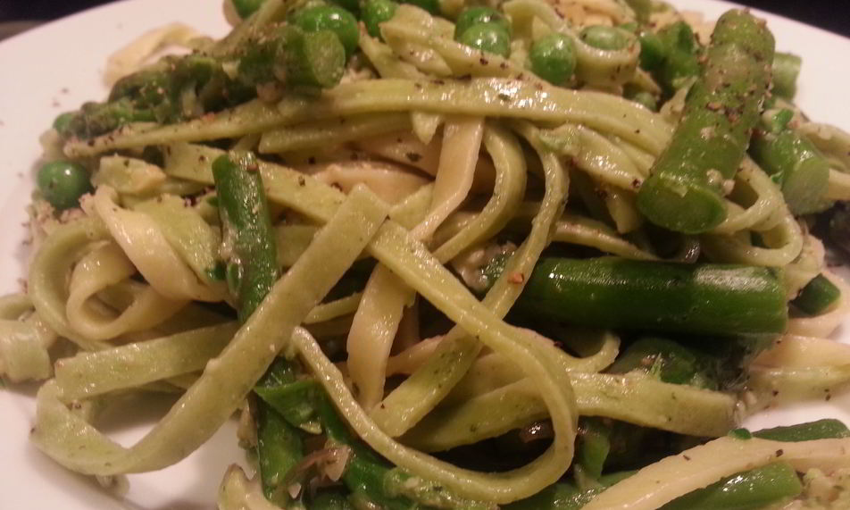 Рецепт домашняя лапша с горошком и орехово-чесночным соусом