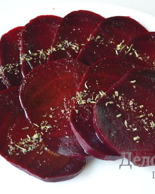 Гарнир из вареной свеклы с заправкой из горчицы, бальзамического уксуса и оливкового масла