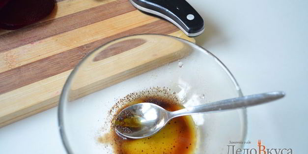 гарнир из вареной свеклы с заправкой из горчицы, бальзамического уксуса и оливкового масла