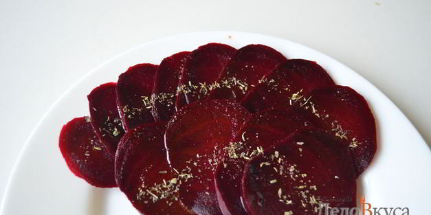 гарнир из вареной свеклы с заправкой из горчицы, бальзамического уксуса и оливкового масла