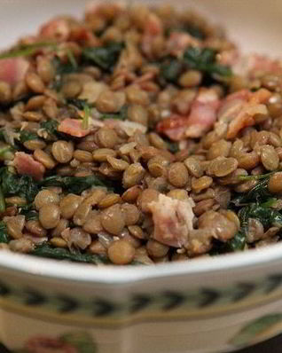 Чечевица с беконом и шпинатом