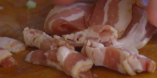 чечевица с беконом и шпинатом