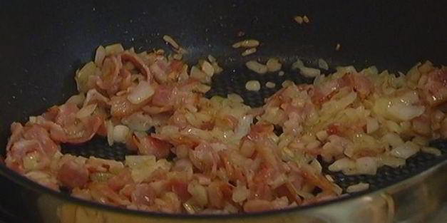 чечевица с беконом и шпинатом