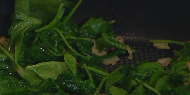 чечевица с беконом и шпинатом