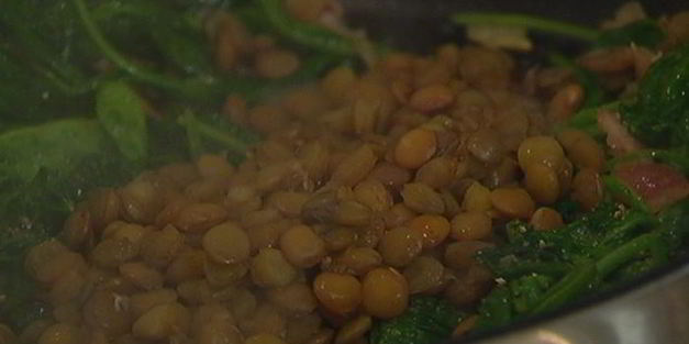 чечевица с беконом и шпинатом