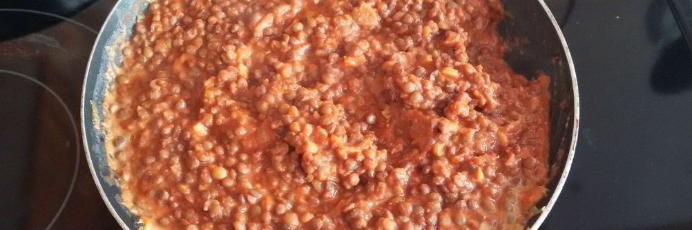 Чечевица с чесноком в томатном соусе