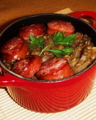 Чечевица с колбасой