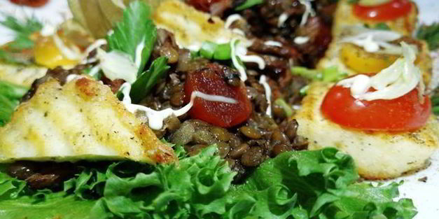 чечевица с лисичками и жареным адыгейским сыром