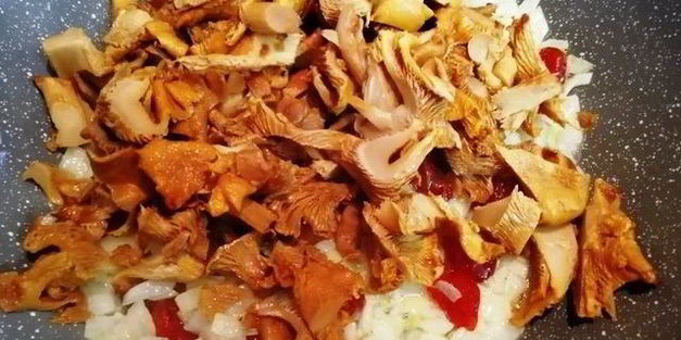 чечевица с лисичками и жареным адыгейским сыром