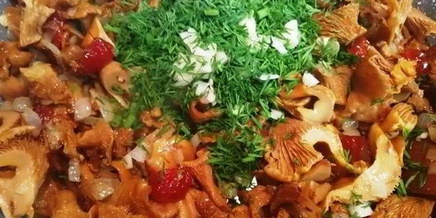 чечевица с лисичками и жареным адыгейским сыром