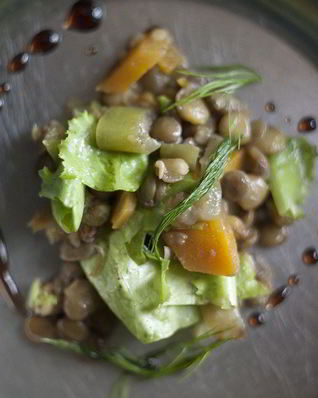 Чечевица с салатными листьями и зеленью укропа