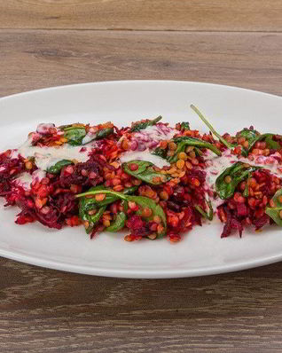 Чечевица со свеклой, шпинатом и йогуртной заправкой