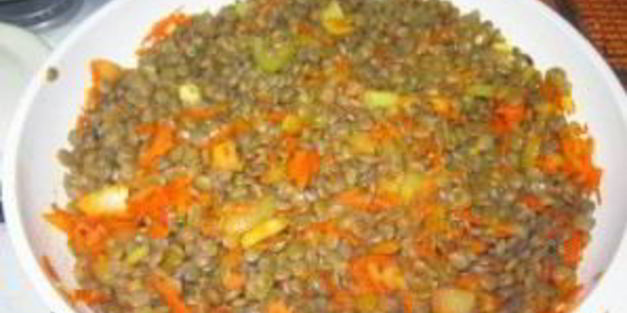 чечевица желтая на сковороде