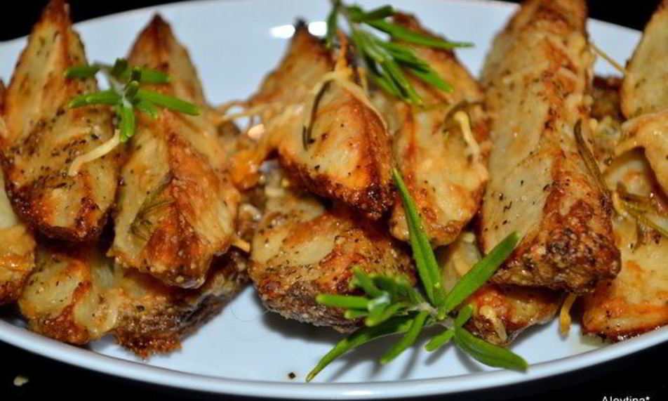 Рецепт картофель дольками с пармезаном и розмарином