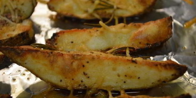 картофель дольками с пармезаном и розмарином