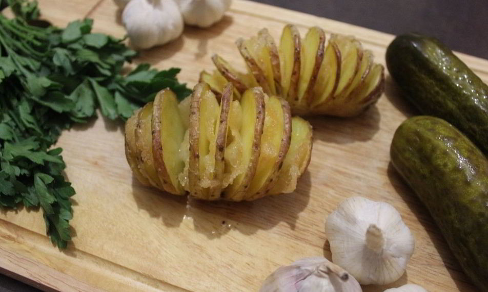 Рецепт картофель гармошкой с салом