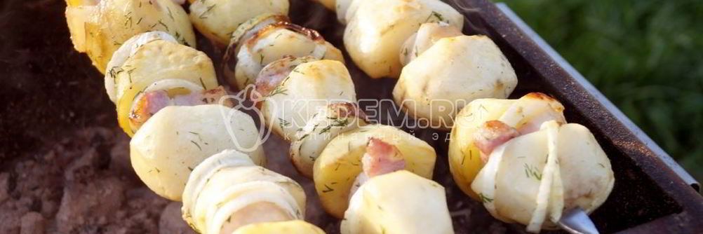 Картофель на мангале с салом и луком