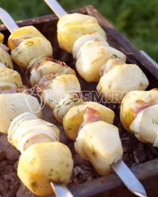 Картофель на мангале с салом и луком