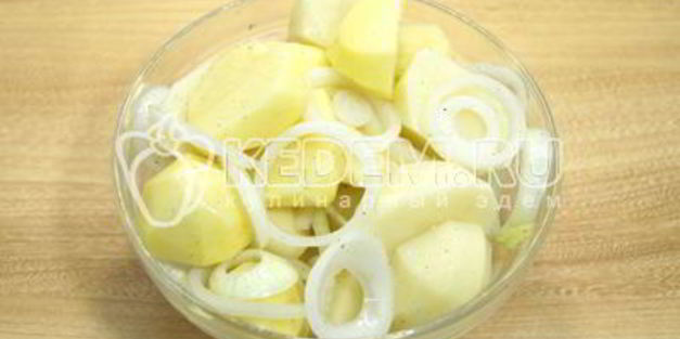 картофель на мангале с салом и луком