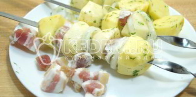 картофель на мангале с салом и луком