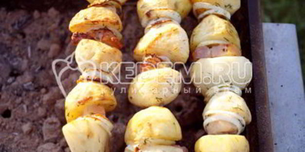 картофель на мангале с салом и луком