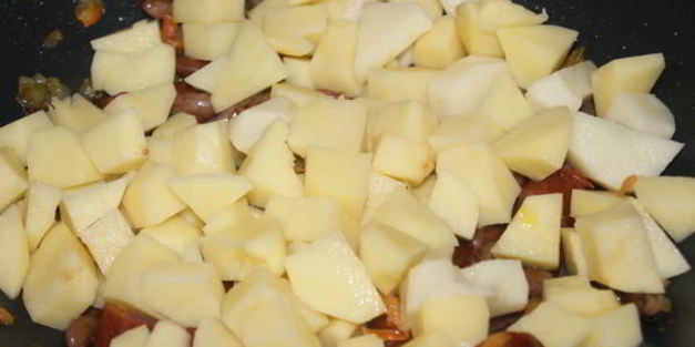 картофель с охотничьими колбасками