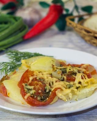 Картошка с помидорами и сыром в духовке