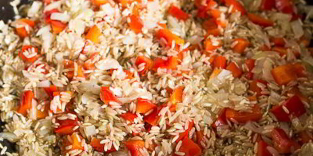 коричневый рис со сладким перцем