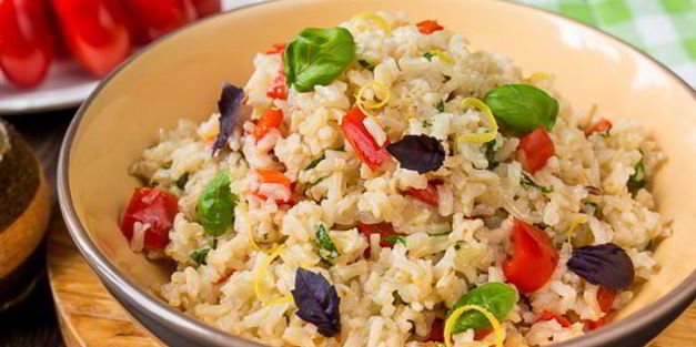 коричневый рис со сладким перцем