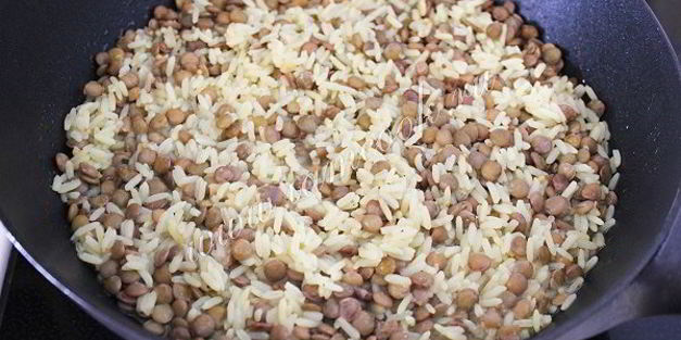 лимонный рис, жареный с чечевицей