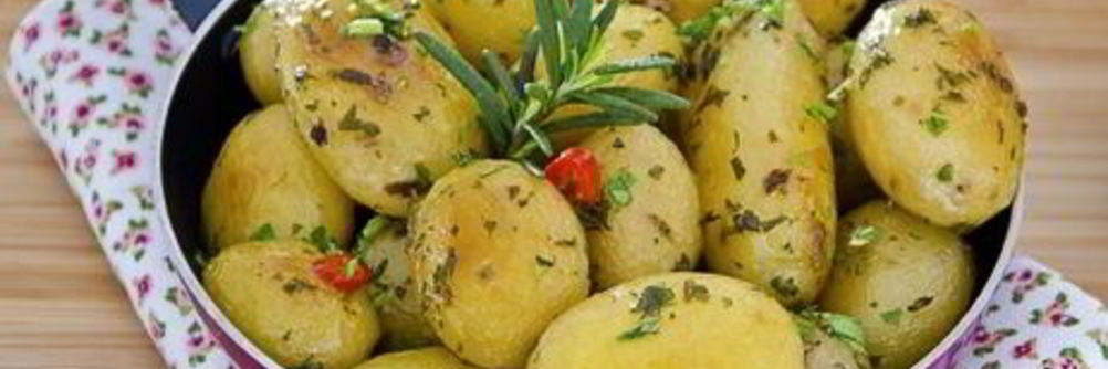 Молодой картофель на сковороде