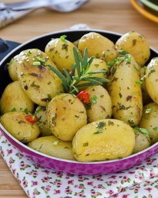 Молодой картофель на сковороде