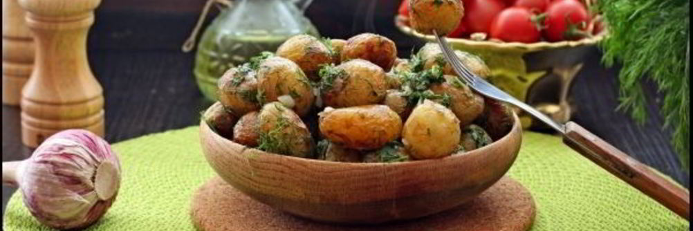 Молодой картофель с чесноком и укропом