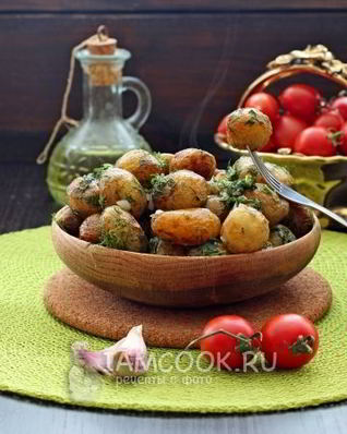 Молодой картофель с чесноком и укропом