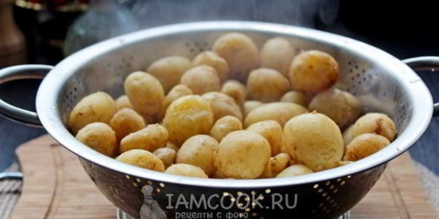 молодой картофель с чесноком и укропом