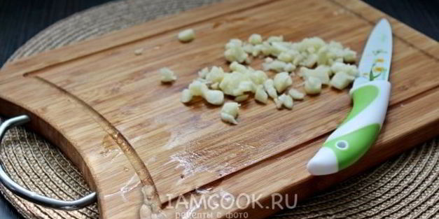 молодой картофель с чесноком и укропом