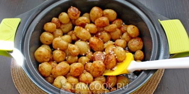 молодой картофель с чесноком и укропом