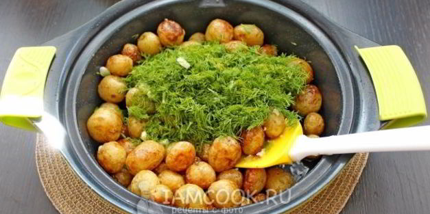 молодой картофель с чесноком и укропом