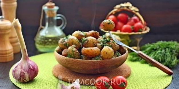 молодой картофель с чесноком и укропом