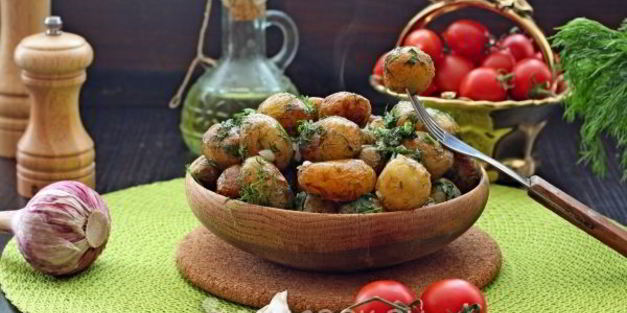 молодой картофель с чесноком и укропом