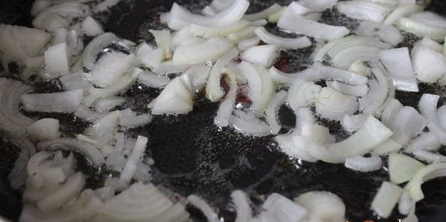 молодой картофель с сырокопченой грудинкой