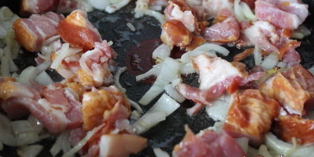 молодой картофель с сырокопченой грудинкой