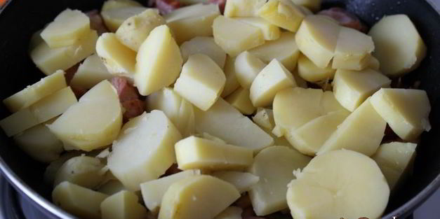 молодой картофель с сырокопченой грудинкой